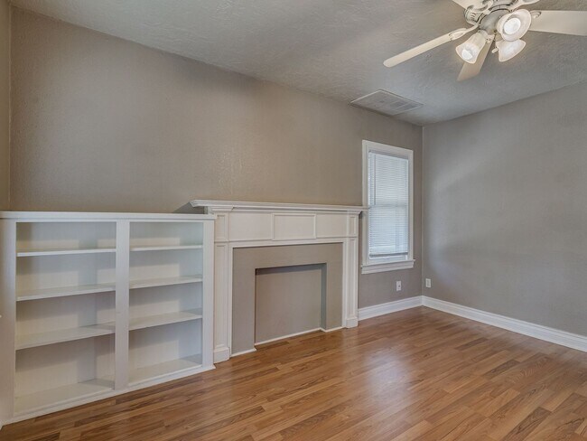 Building Photo - Charming 2 Bed / 1 Bath Home with Detached Garage and Huge Yard