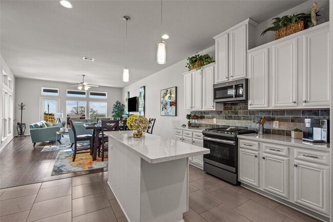 Building Photo - 715 Bayshore Dr