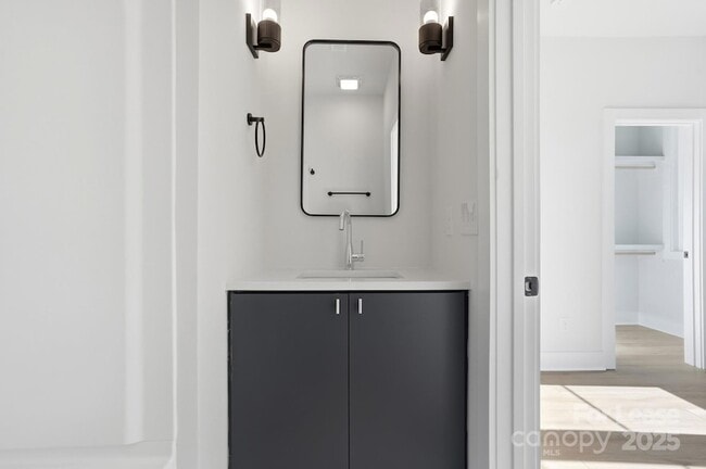 Building Photo - 1310 Carolyn Dr