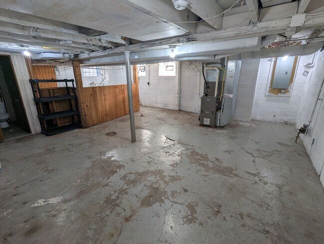 Building Photo - 3 Bedroom 1.5 Bathroom House (Greenfield)