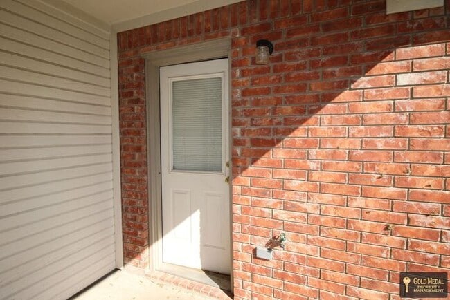 Building Photo - Now Leasing – 401 W Ave E, Unit B