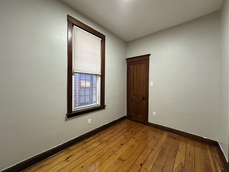 Building Photo - 2220 W Homer St