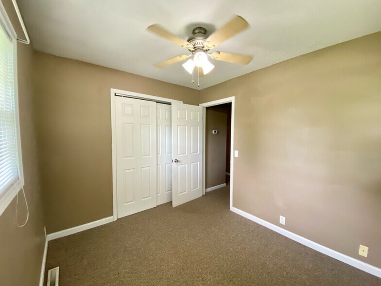 bedroom 2 - 407 E Lincoln St