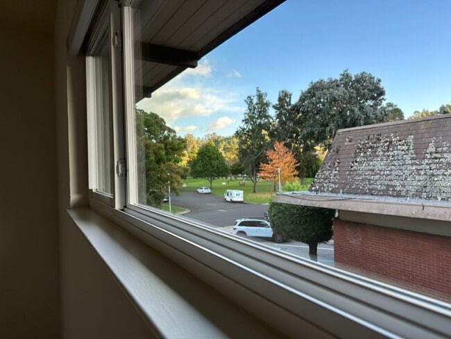 Building Photo - EPIC REA: 2 BR/1 BA Townhome w/ 1 Parking in Great Corte Madera