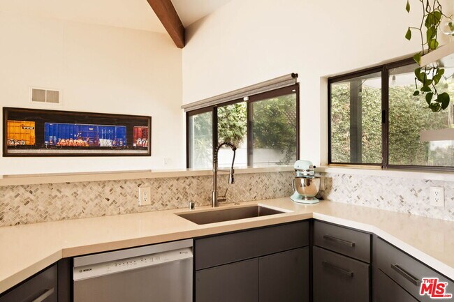 Building Photo - 303 Mavis Dr