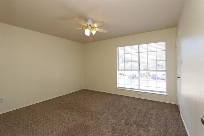 Building Photo - 15321 Ozone Pl