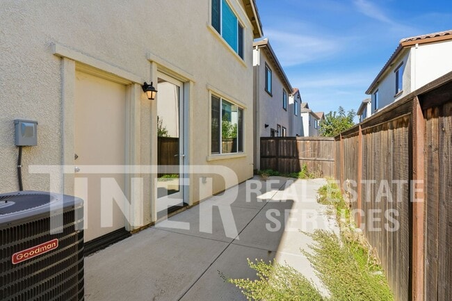 Building Photo - 3255 Pitkin Way