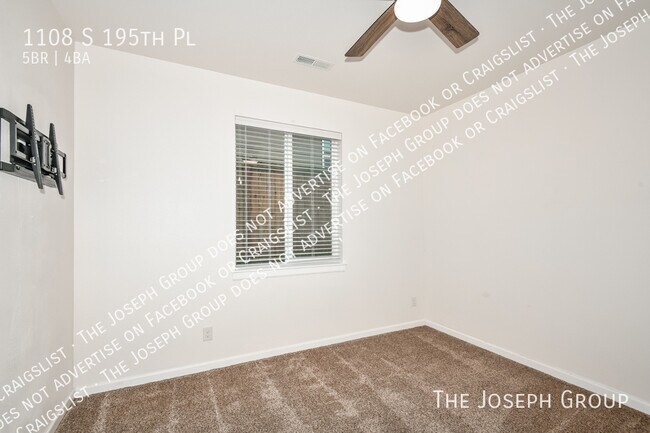 Building Photo - 1108 S 195th Pl