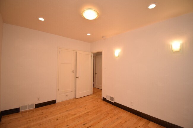 Building Photo - Bright & Updated 3 Bed Near Sugarhouse!!