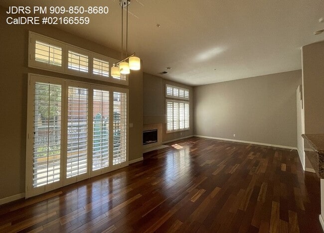 Building Photo - Gated 2 Bedroom Townhome in Irvine