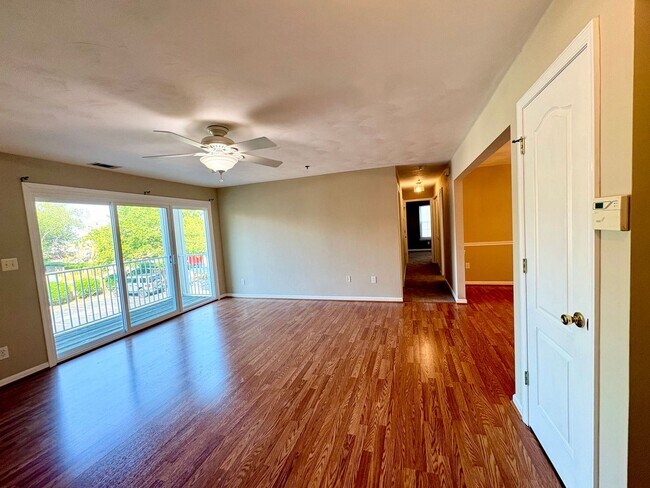 Building Photo - LARGE 2ND FLOOR CONDO