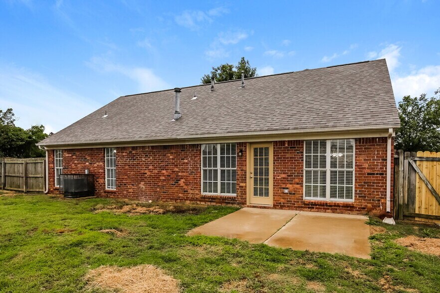Building Photo - 7927 Nature Walk Dr