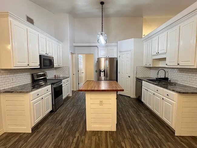 Building Photo - 1424 Roebling Tr