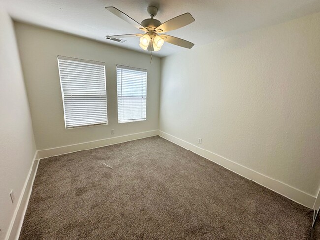 Building Photo - 3 Bdrm/1.5 Bath Craftsman Home in Downtown...