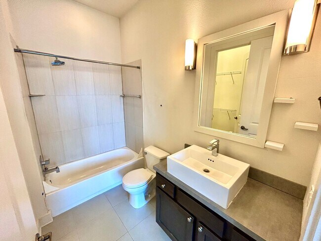 Building Photo - 2 Bedroom Condo In A Very Desirable Gated ...