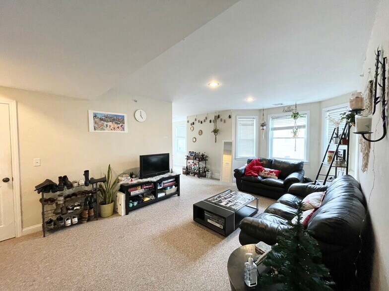 Building Photo - 99 Hillside St