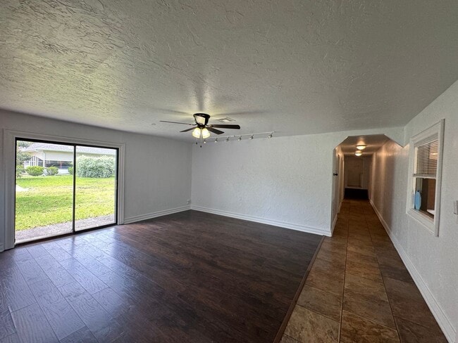 Building Photo - GORGEOUS! 5 Bedroom, 3 Bathroom Home in Deland!
