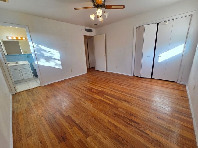 Building Photo - Spacious 3/4 bedroom, 2 bath home beautifu...