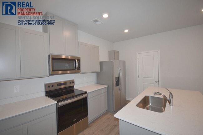 Building Photo - Like new 3bd townhome w/ attached 2 car garage & community pool! Washer/dryer included!