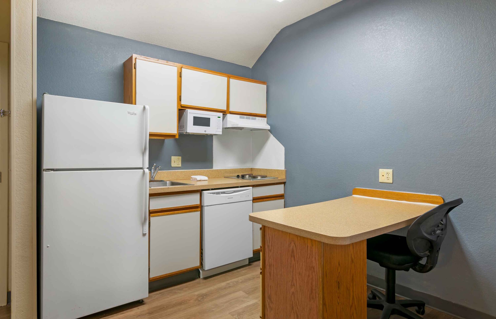 Building Photo - Furnished Studio-Kansas City - Airport - T...