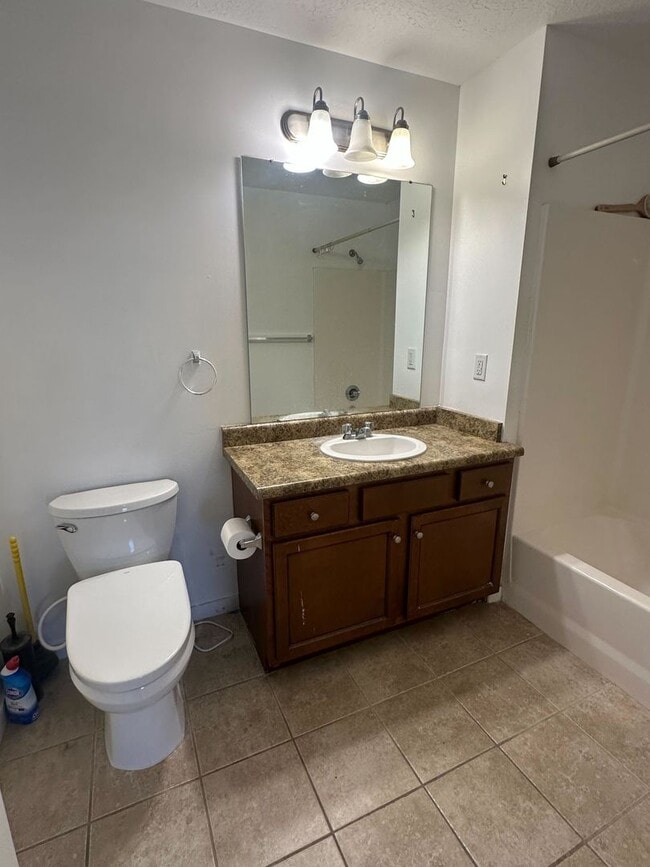 Building Photo - Gorgeous Condo!