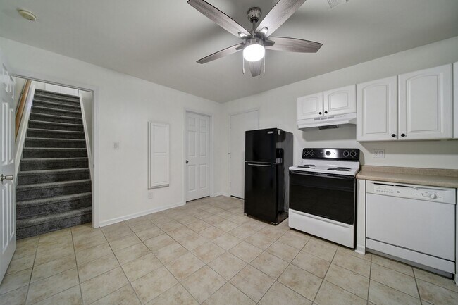 Building Photo - Charming Matthews Home for Rent!