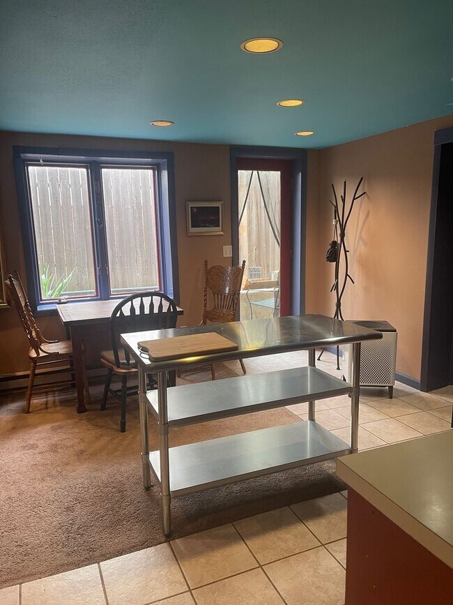 Building Photo - Furnished 2 Bedroom Garden Level Apartment in Upper Table Mesa Near Bear Creek Park