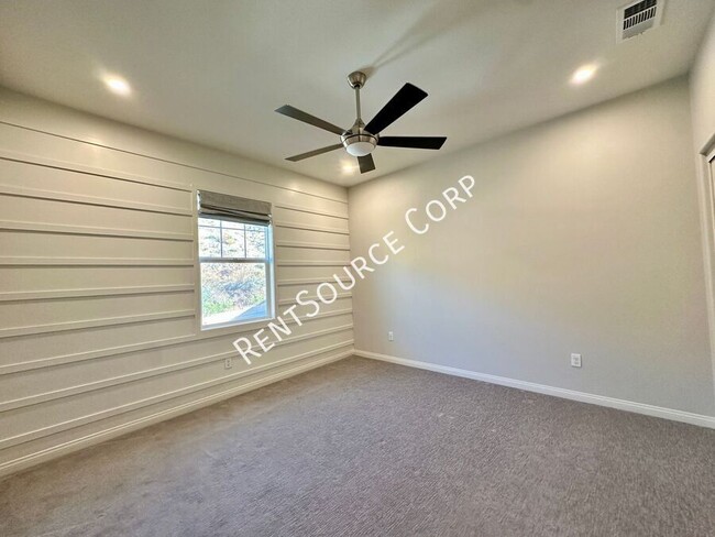 Building Photo - 2 Bedroom Townhome w/ SOLAR located in San...