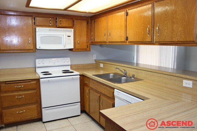 Building Photo - Cozy 3BD/2BA Home in Bakersfield's 93313 — Fireplace, Backyard!