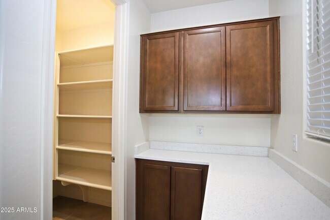 Building Photo - 879 W Finch Dr