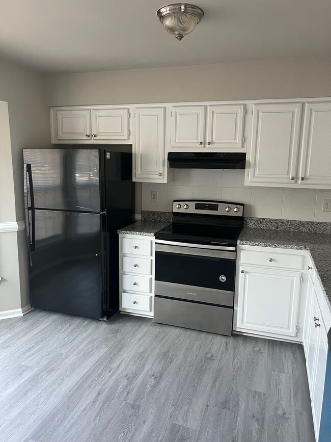 Building Photo - Totally Rehab Townhome
