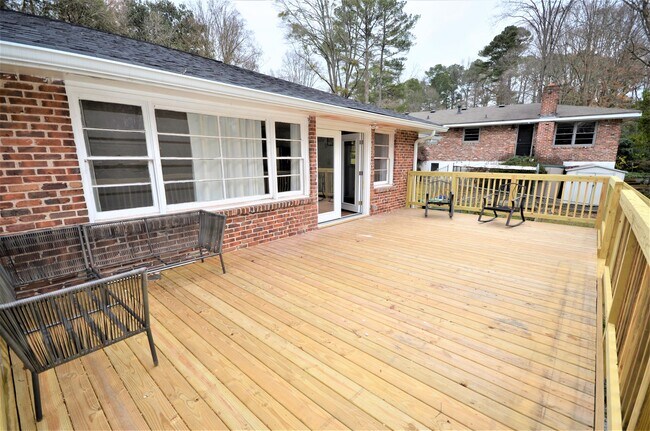 Building Photo - 1009 N Hills Dr
