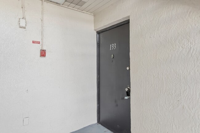 Building Photo - 2569 N Alafaya Trail