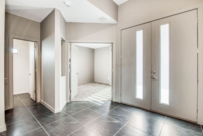 Building Photo - Beautiful East side House 4 bed-2.5 baths, part of The Overlook Casa Club that includes Swimming ...