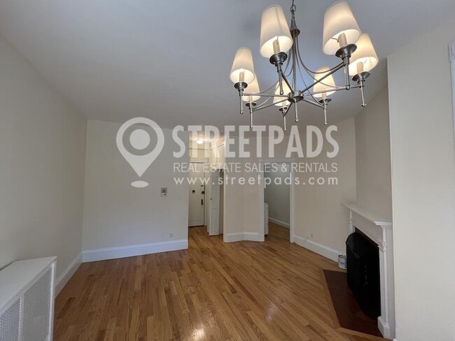 Building Photo - bedroom in Boston MA 02115