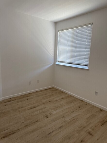 Building Photo - 1360 Shady Ln