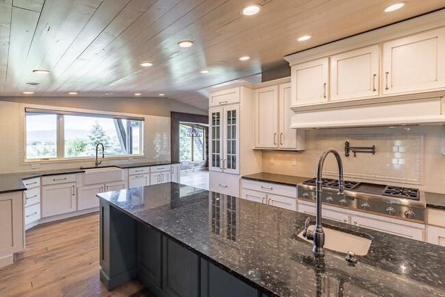 Building Photo - Ranch home in Kamas