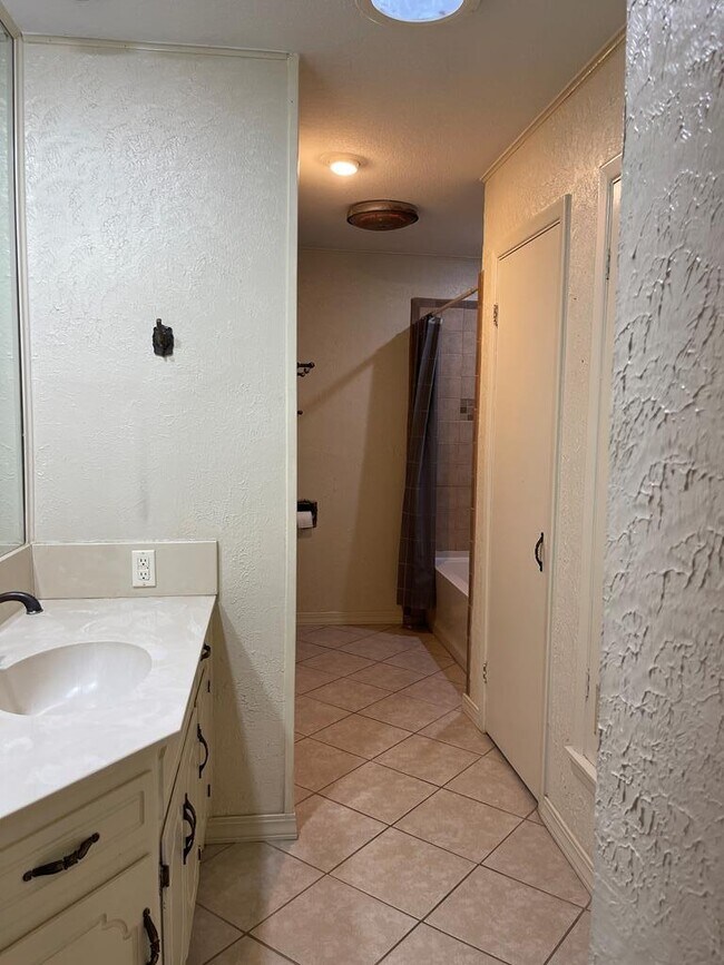 Building Photo - 6209 Glenhaven Dr