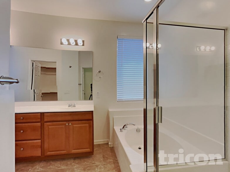 Building Photo - 2403 W Kristina Ave