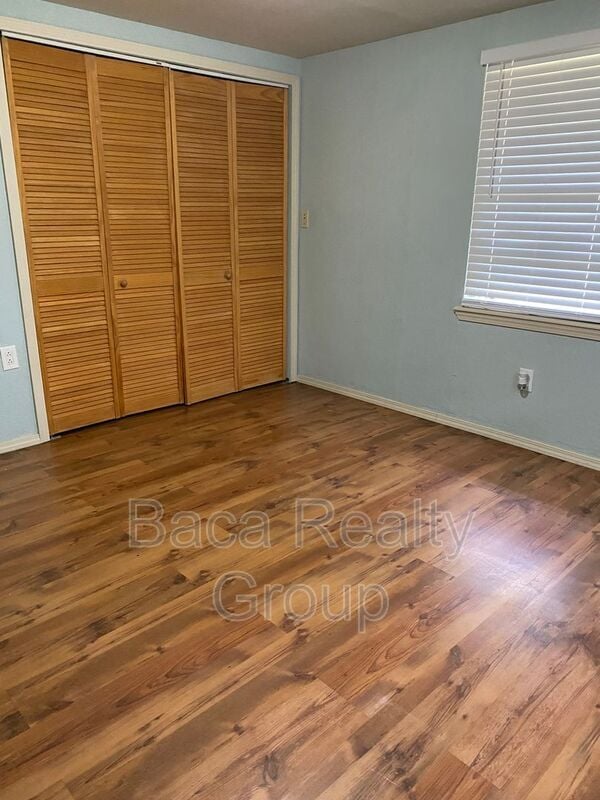 Building Photo - 827 W Brule St