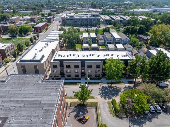 Building Photo - 4318 Vista Ave