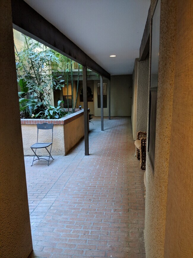 Building Photo - Great Condo in WeHo for Rent