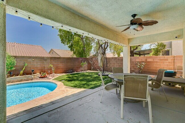 Building Photo - 10588 Isola Bella St