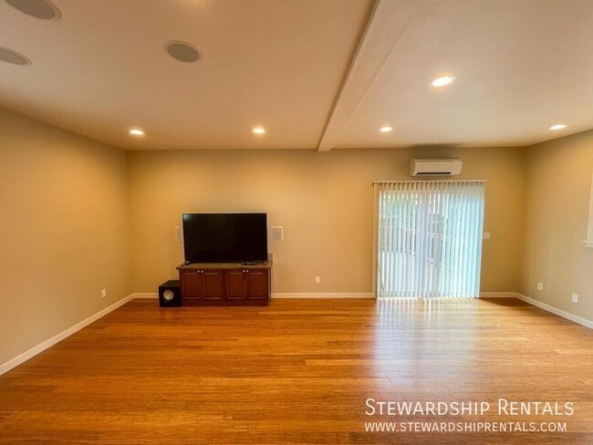 Building Photo - 1752 Mill St