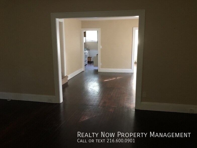 Building Photo - 1499 Maple Rd