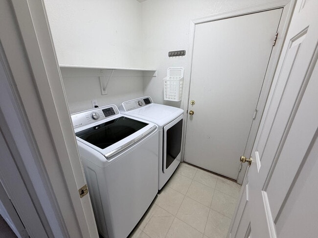 Building Photo - 1106 S Fresno Ct