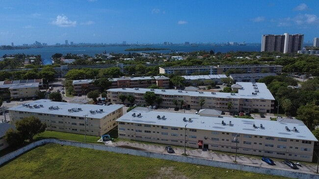Building Photo - Spacious 1-Bed Condo in Sutton House – 974 SF, East of Biscayne