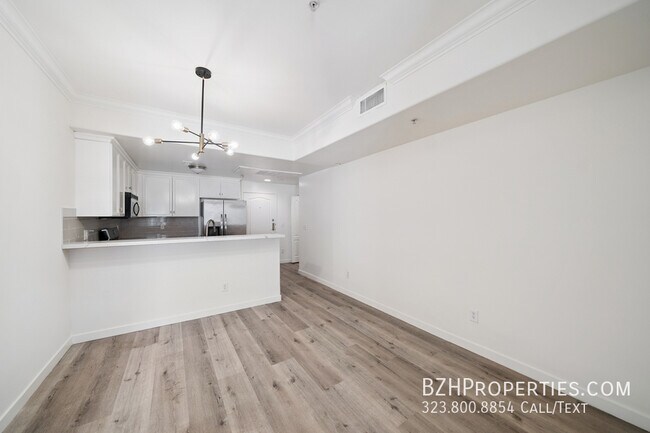 Building Photo - 2334 S Bentley Ave