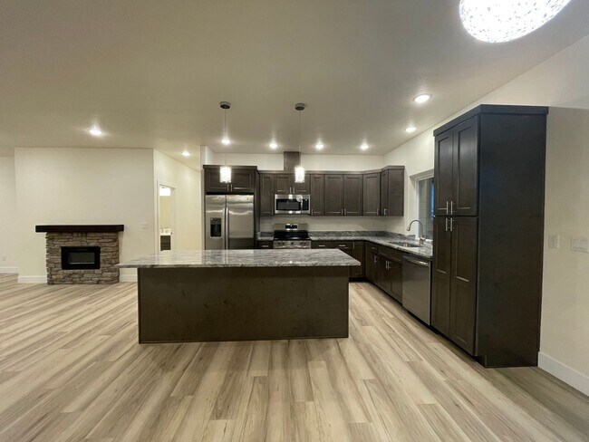 Building Photo - 410 4th St