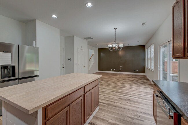 Building Photo - 208 Woodbrook Way